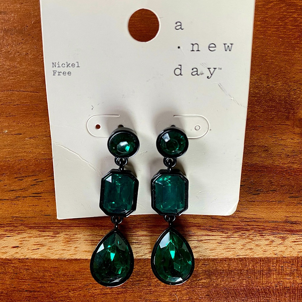 Emerald green and black earrings